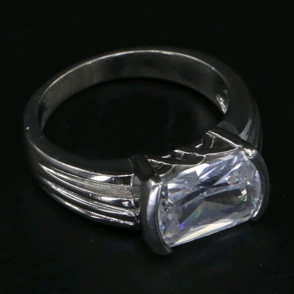 TRUE VINTAGE Silver Plated Bezel-Set White CZ Fluted Engagement Ring Size 8 - Picture 4 of 4